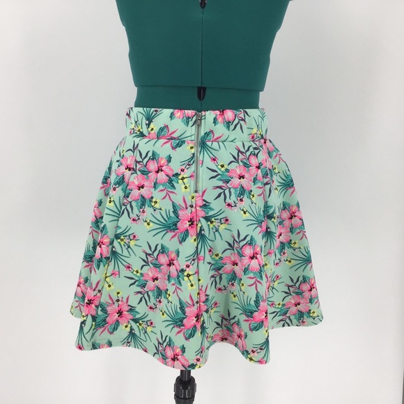 Divided H&M Hibiscus Patterned Skater Skirt, Small - Picture 7 of 16